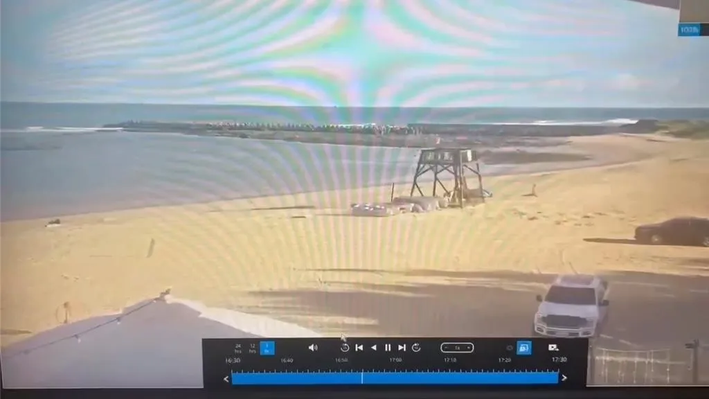 1黑1白2輛車違規駛入澎湖隘門沙灘，下秒黑車就陷進沙灘動彈不得。（圖／翻攝自澎管處隘門沙灘監視器）