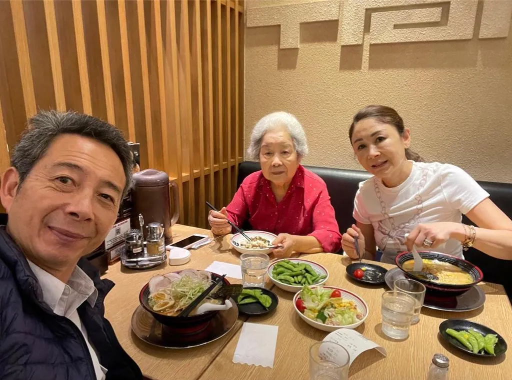 曲艾玲（右）固定與母親聚會吃飯。（圖／曲艾玲 提供）