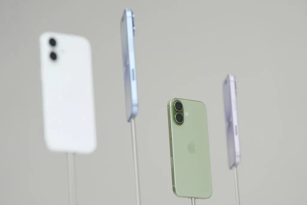 iPhone 17提供薰衣草紫、鼠尾草綠、薄霧藍、黑色與白色等配色。（圖／美聯社）