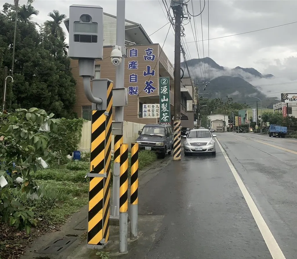 南投縣溪頭地區一支固定式測速照相桿,今年前8個月取締近6000件超速違規,成為南投縣「測速王」。(圖/民眾提供)