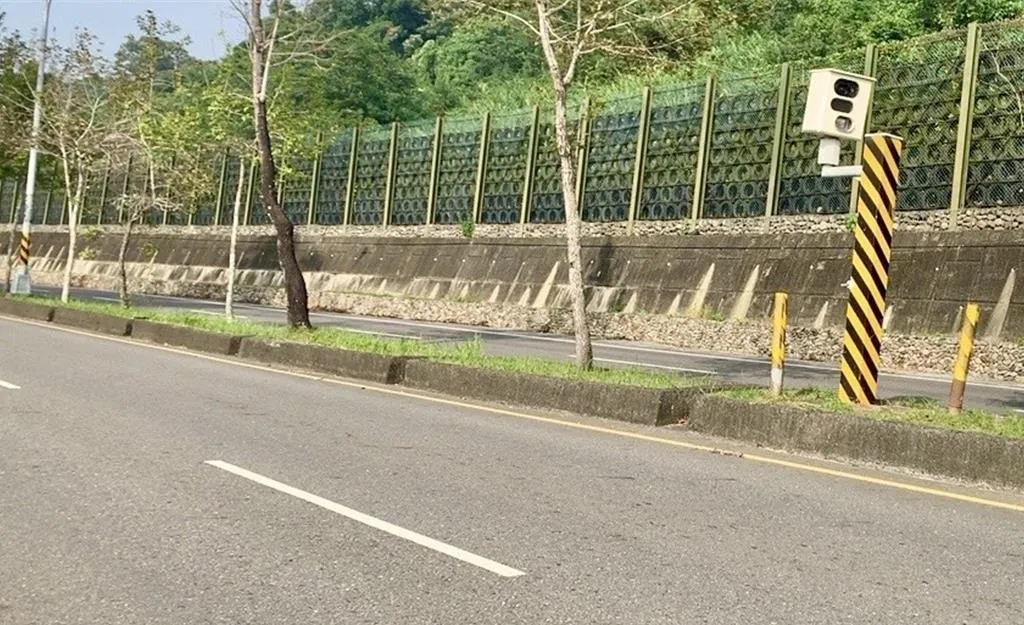 竹山鎮台3線227.7K處固定式測速照相桿今年前8個月取締2599件超速違規,位居南投縣「測速亞軍」。(圖/民眾提供)