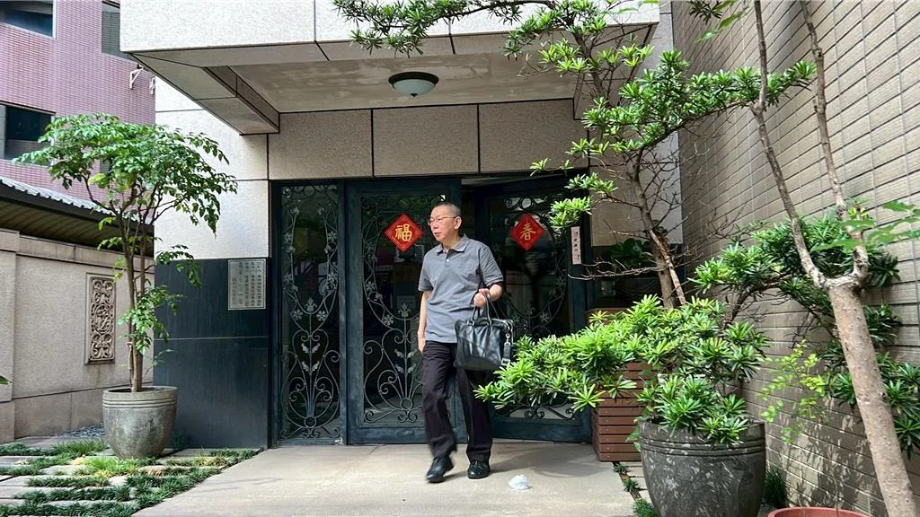 圖為柯文哲今日出門畫面。(圖/資料照)