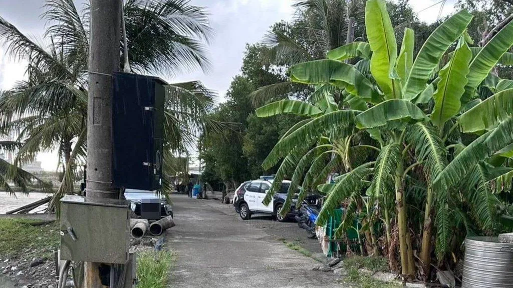 陳姓男子10日到高雄市茄萣區某魚塭準備餵魚時，發現79歲父親倒臥工寮內且手中握有電線、呼喚無回應。通報警消求助後，經救護人員到場評估，確認陳父已無生命跡象，初判為意外觸電死亡，後續將報請檢方相驗，以釐清死因。（圖/高雄市政府警察局湖內分局提供）