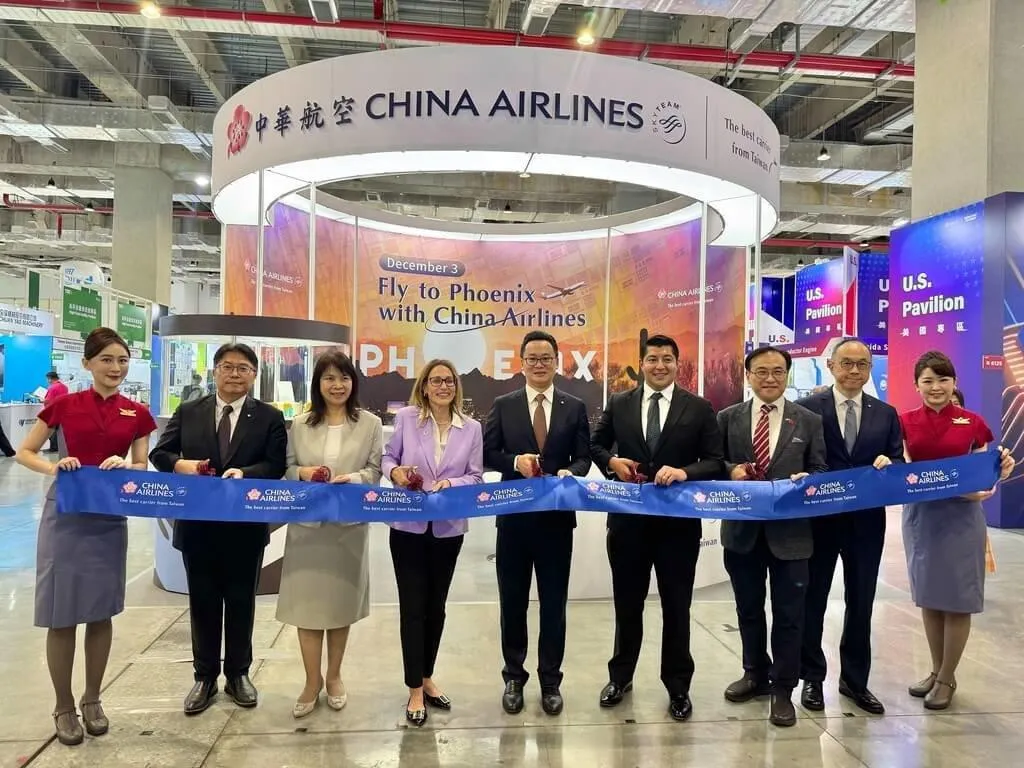 中華航空首度參加今年SEMICON Taiwan國際半導體展,由總經理陳漢銘(中)出席展覽開幕儀式,美國亞利桑那州商務局總裁華斯頓(Sandra Waston)(左四),展區設有華航專屬攤位,揭開為期3天在台北南港展覽館的展期。(圖/華航提供)