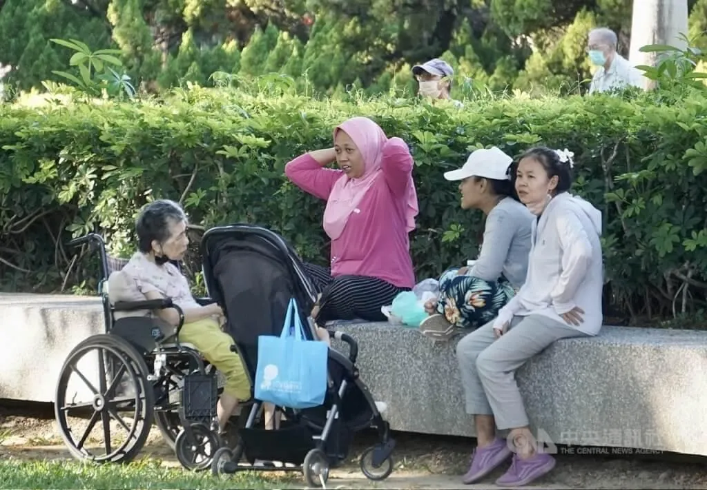 逾80歲聘外籍看護免評巴氏量表在8月上路，截至8月底申請者約3215人。(圖/中央社)