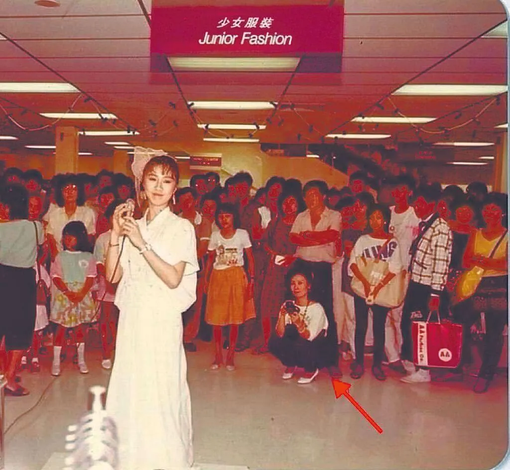 李翊君第一次出國演唱,媽媽(紅色箭頭處)跟隨照顧,隨時幫她做紀錄。(圖/李翊君 提供)