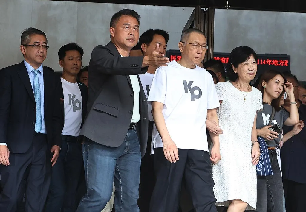 柯文哲8日交保，離開北院時現場數百名小草們列隊築成「草牆」為柯文哲接風。（圖/資料照）