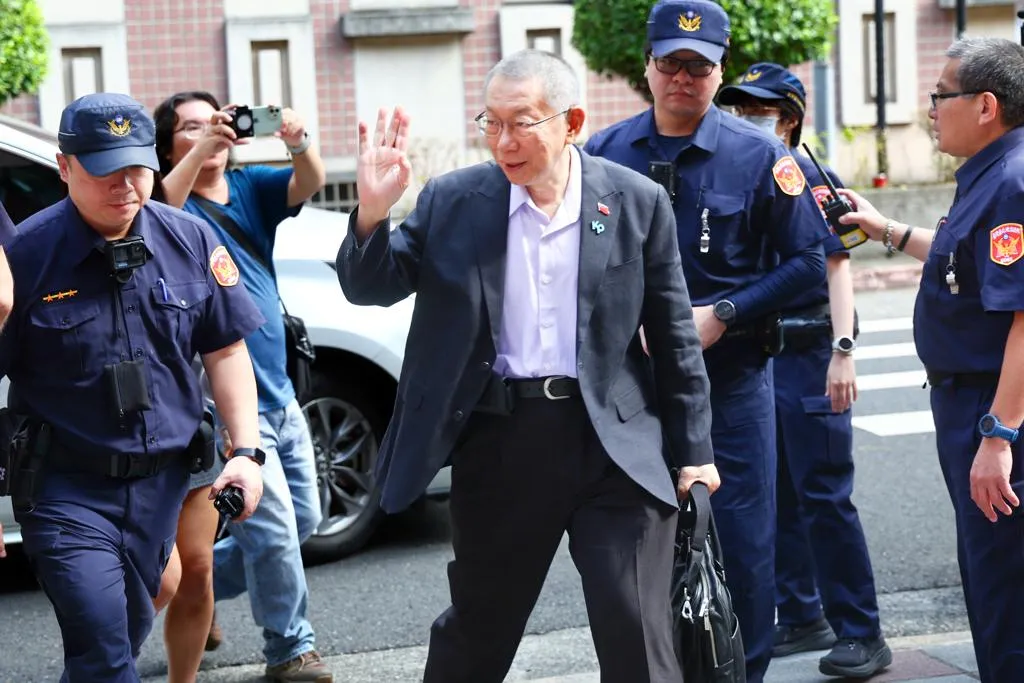 圖為柯文哲出庭應訊，步入北院前跟支持者打招呼。（圖/資料照）