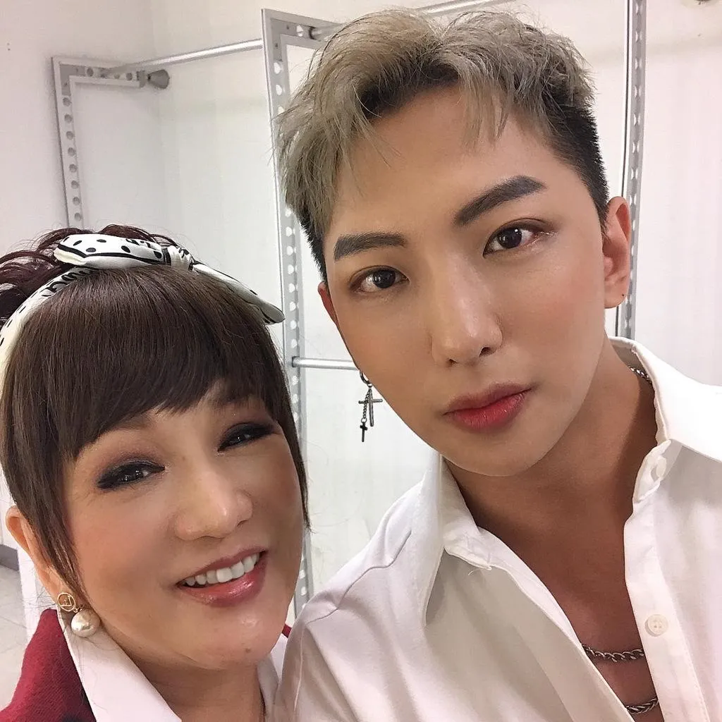 許明杰（右）和母親相依為命，毫不避諱和對方表達愛意。（圖／許仙姬 提供）