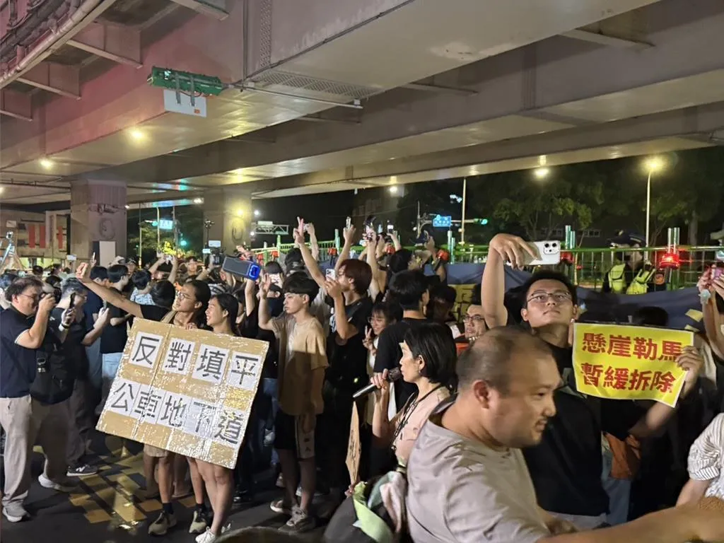 北市府13日啟動公館圓環拆除工程,大批民眾到現場抗議。(報系資料照)