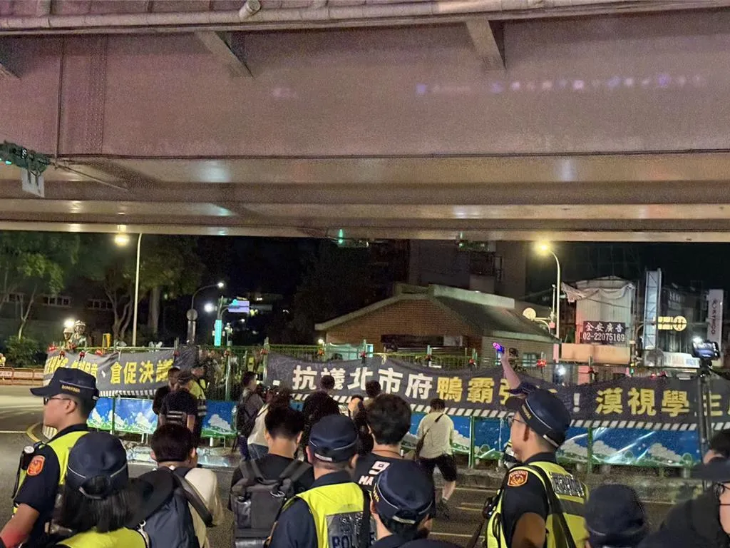民眾抗議北市府拆除公館圓環。（報系資料照）