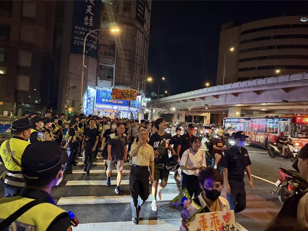 北市府13日啟動公館圓環拆除工程，大批民眾到現場抗議。（報系資料照）