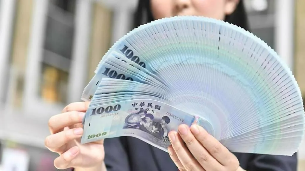 普發現金1萬元拍板上路。據財政部規劃，若特別預算案經三讀後，並在10月上旬公布生效，最快10月下旬就能發放。（圖/資料照）