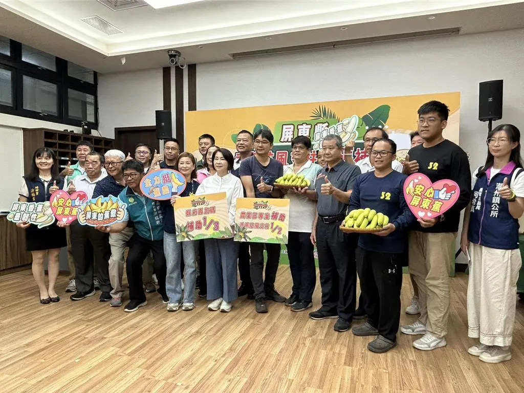 屏東縣政府宣布加碼補助香蕉農的防風支柱費用，單支如以240元費用計算，最高可補助200元。（圖／中時／謝佳潾攝）