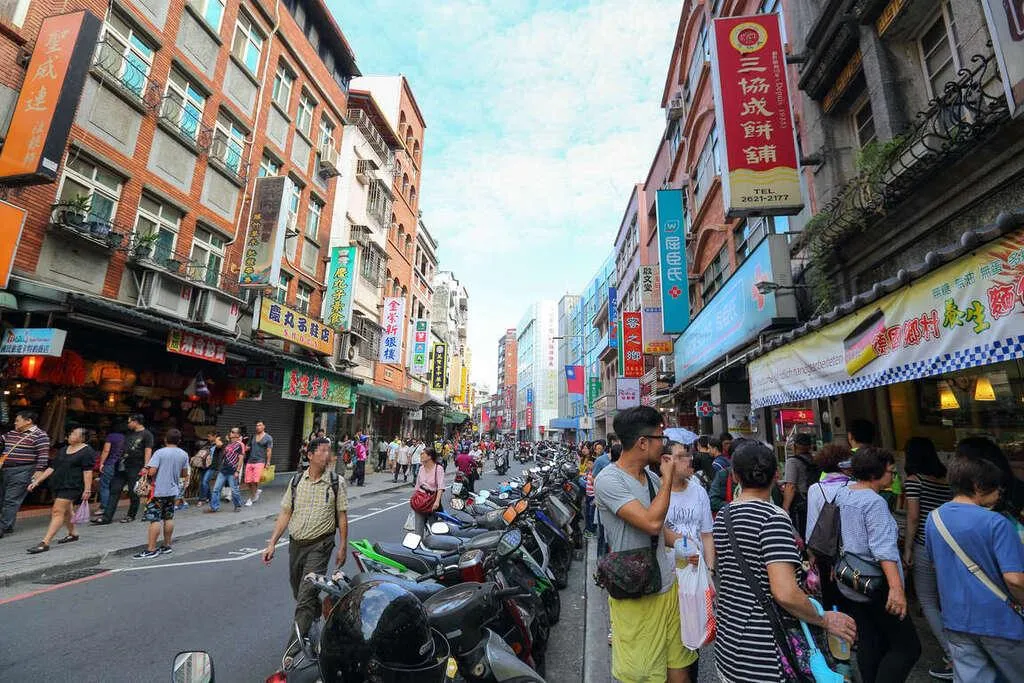 有民眾認為新北市淡水地區房價較親民、環境優美且生活機能佳，應該很適合北漂族居住。圖為淡水老街。（圖／翻攝自新北市觀光旅遊網）