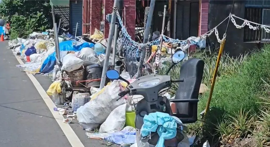 民眾持續將垃圾、雜物丟棄至其住處,導致潘翁獨居的透天厝淪為垃圾堆積場。(圖/民眾提供)