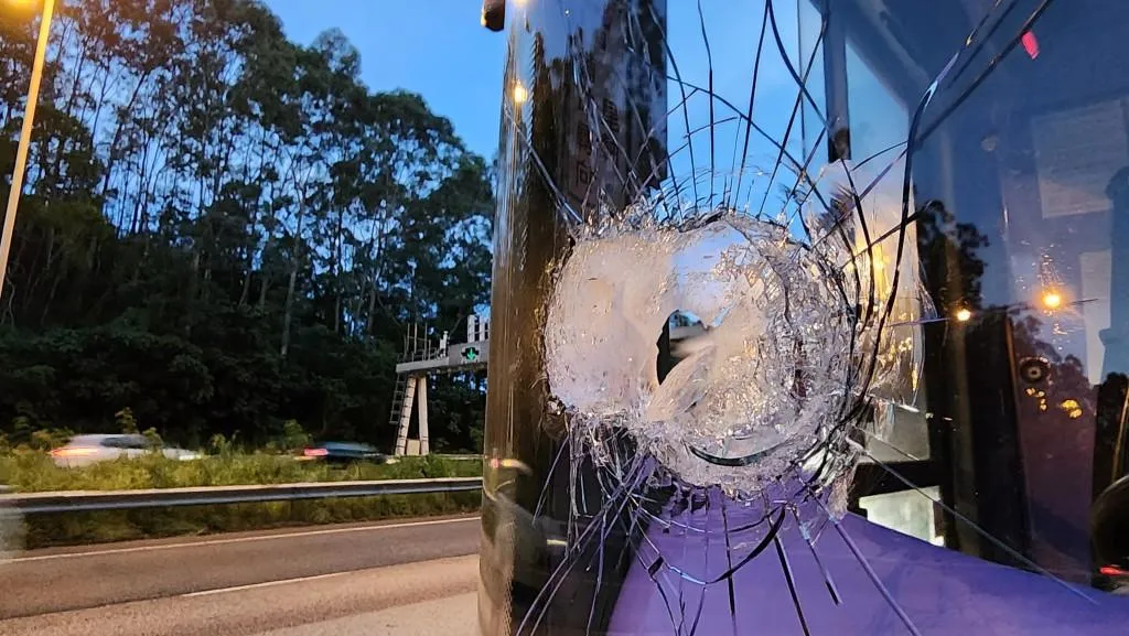 公車擋風玻璃被砸穿。（圖／星島網）