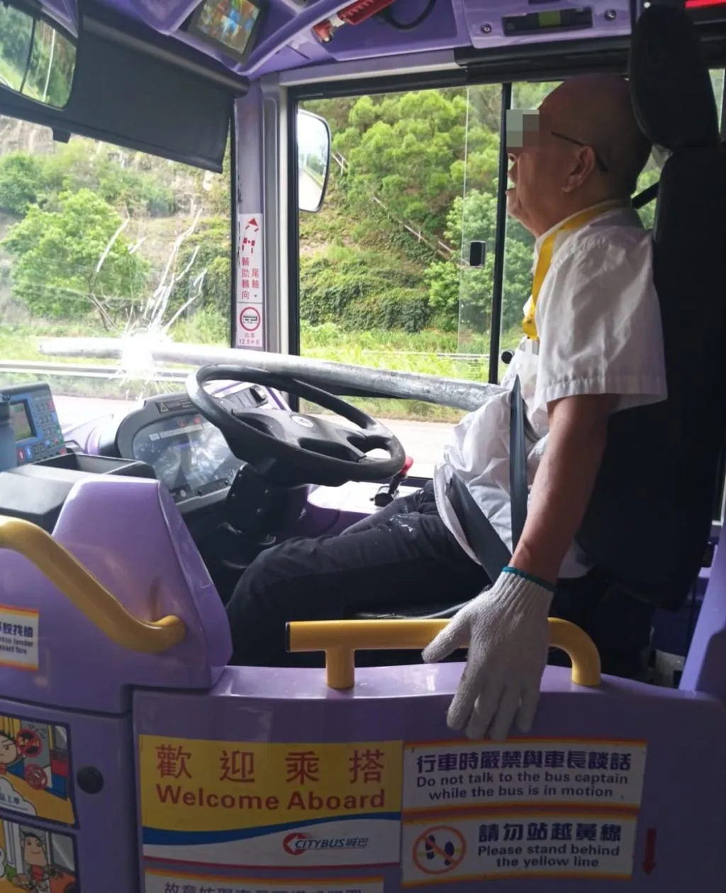 香港公車司機遇「鐵管插胸」淡定停路邊。（圖／星島網）