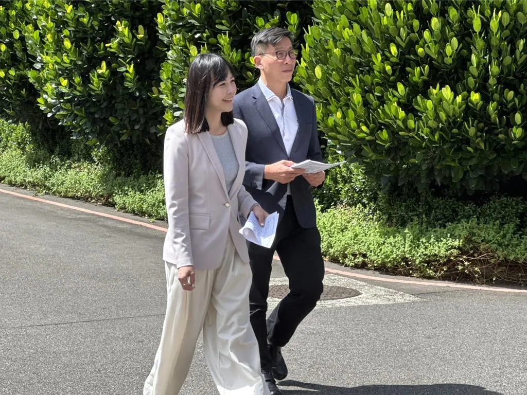 行政院長卓榮泰今與民進黨團三長、立法院司法及法制委員會及內政委員會綠委進行便當會，會後由行政院發言人李慧芝與新任黨團幹事長鍾佳濱說明。（圖／中時王千豪攝）