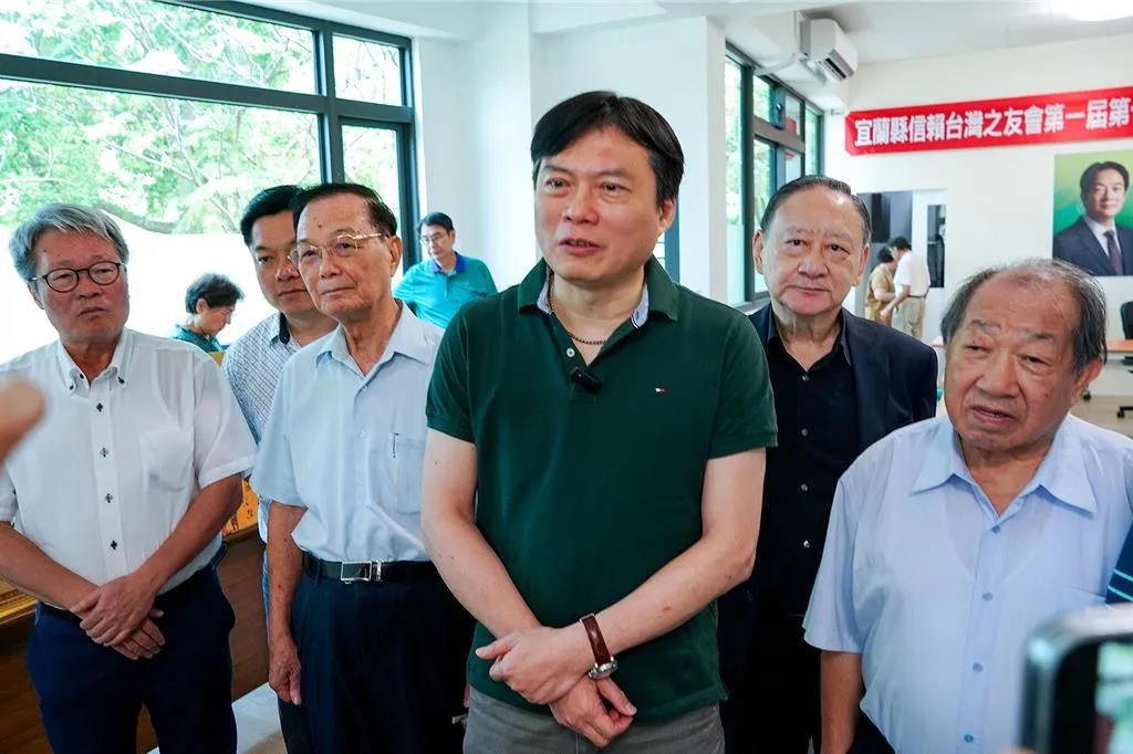 林國漳(右3)被勸進選宜蘭縣長。(圖/中國時報,李忠一攝)