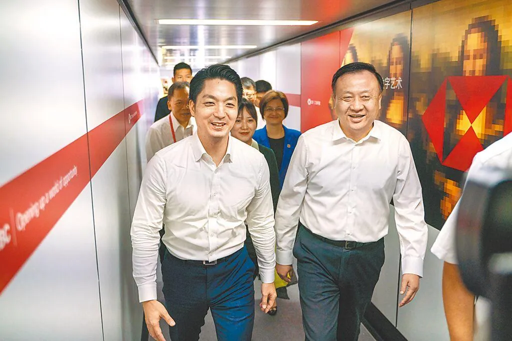圖為2023年台北市長蔣萬安(左)抵達上海,時任上海副市長華源接機畫面。(圖/台北市政府提供)