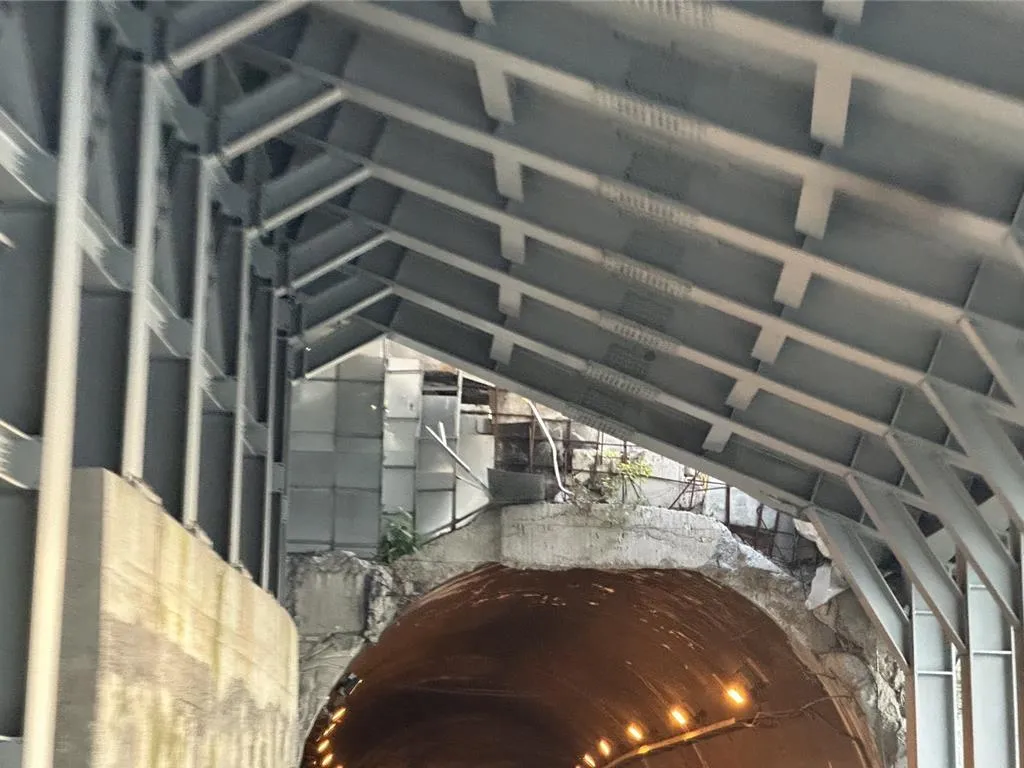 台9線蘇花公路159.3公里大清水明隧道頂板出現嚴重破損情形，部分損壞結構懸掛在半空中。（圖／中時新聞網羅亦晽）