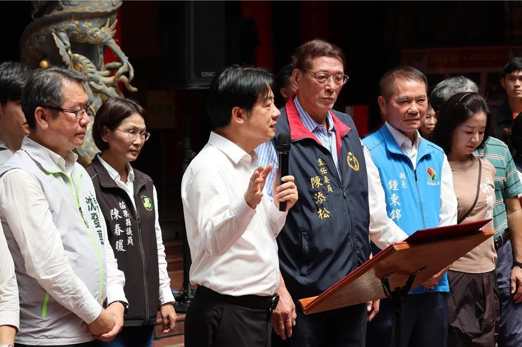 總統賴清德21日赴苗栗縣頭份義民廟揭匾,呼籲苗栗縣長鍾東錦善待綠營議員。(報系資料照)