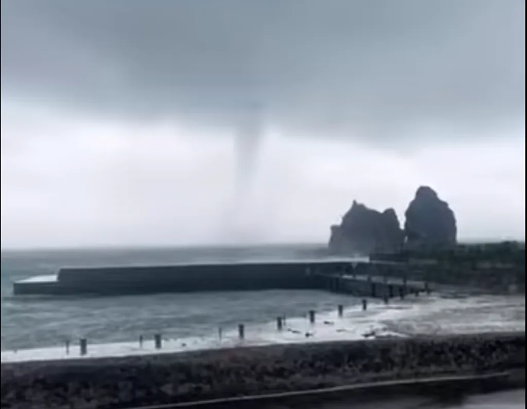 台東綠島將軍岩前海域驚現水龍捲。(圖/鄭全德提供)