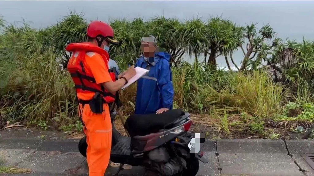 颱風樺加沙影響，台東縣政府公告海岸、溪流管制進入，23日清晨2男子進入白守蓮沙灘，海巡逕行舉發，將函送台東縣政府裁處，最高可罰新台幣25萬元。（圖／海巡提供）