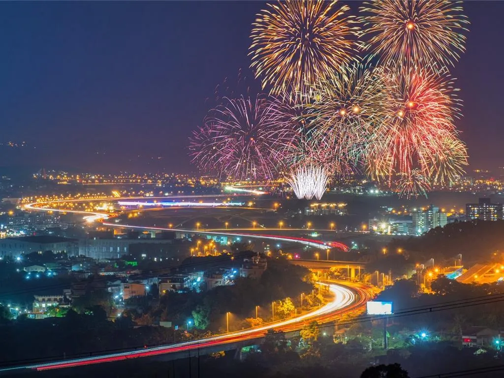 南投縣建縣70多年來首度承辦國慶焰火，預計於10月10日晚間8時在貓羅溪畔施放4萬3,885發煙火，施放時間約40分鐘。（圖/南投縣政府提供，下同）