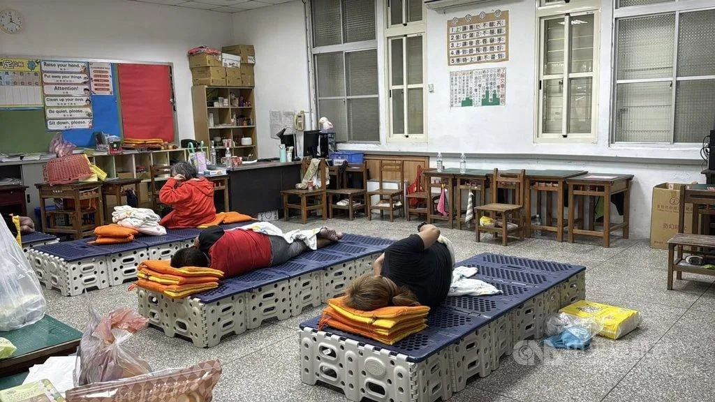 花蓮縣馬太鞍溪堰塞湖溢流釀災，花蓮縣政府累計撤離逾5000名民眾，大進國小開設收容所，安置災民。（圖／中央社）