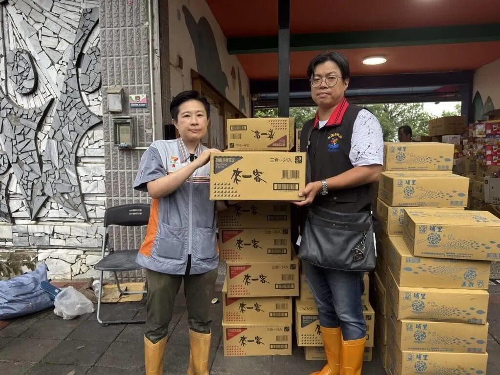 颱風樺加沙重創花蓮，統一超24日表示，配合當地物資需求，將500個御飯糰與500個麵包、40箱瓶裝水與泡麵等生活物資送至花蓮大進國小的臨時避難收容處。（圖／統一超商提供）