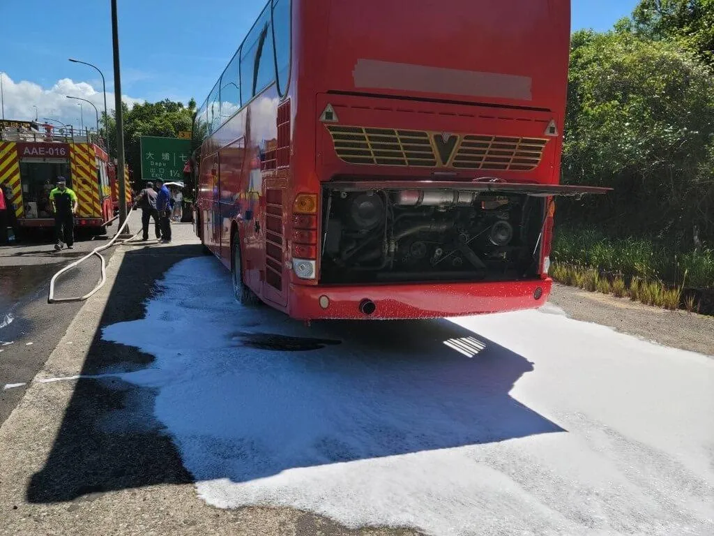 一輛搭載40名韓國乘客的遊覽車，今天中午行駛在台62線萬瑞快速道路中崙隧道時，車尾冒出大量濃煙。（圖／基隆市消防局提供）
