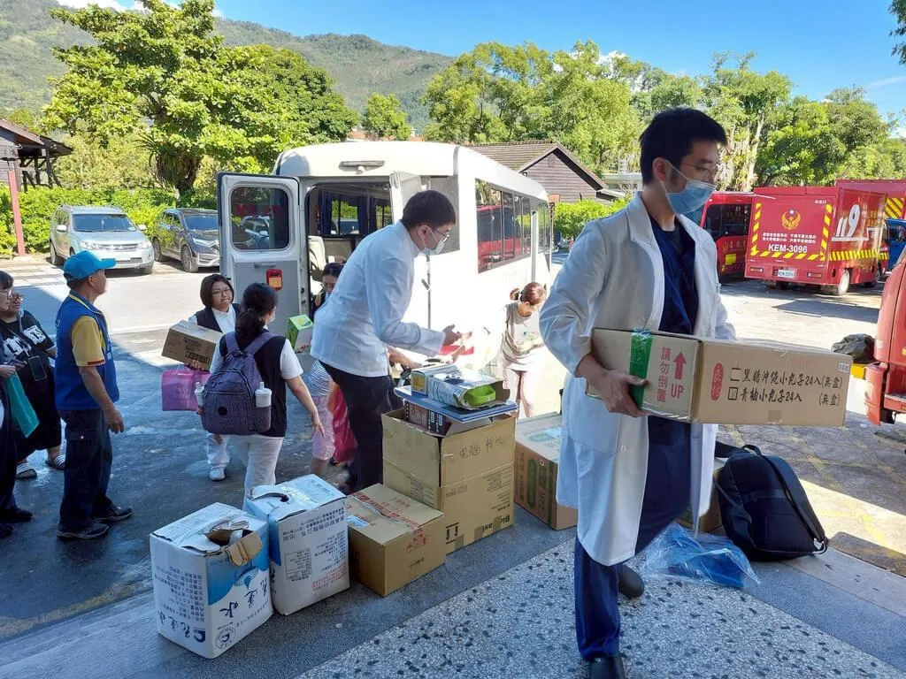 馬太鞍溪堰塞湖溢流造成災情，花蓮慈濟醫院組成醫療先鋒隊，25日前往光復糖廠喜悅樓進駐醫療站，提供中西醫等專科醫護，帶來百人份藥物資源。（圖／花蓮慈濟醫院）