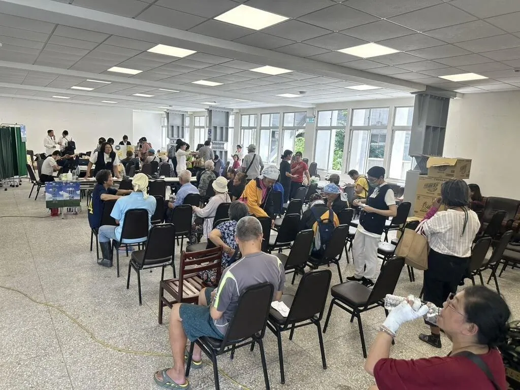 花蓮慈濟醫院醫療先鋒隊抵達光復糖廠醫療站，從25日上午9時開始的駐診，截至中午11時已逾65人看診，且還有很多鄉親在排隊候診。（圖／花蓮慈濟醫院）
