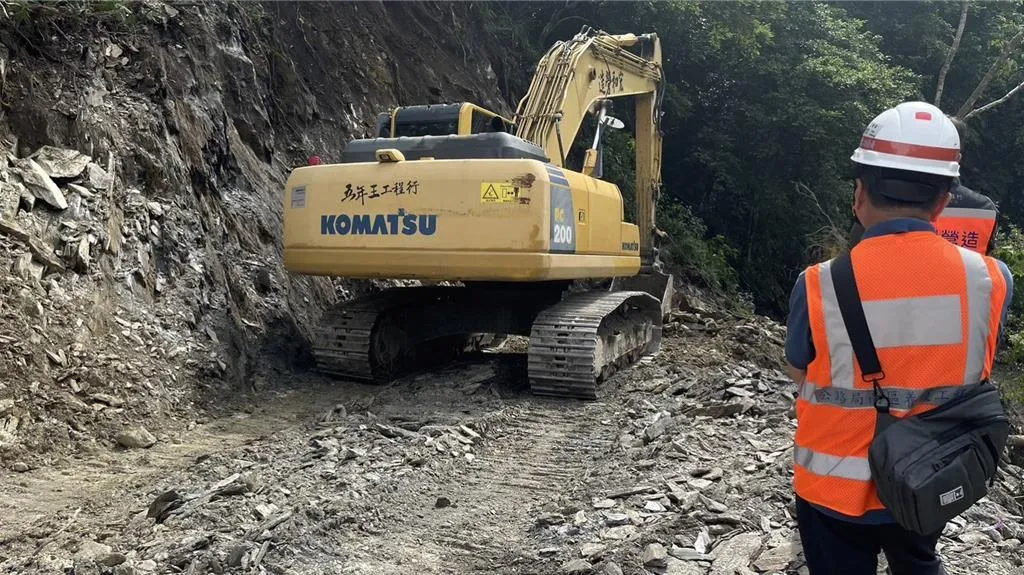 台20線南橫公路189.8K霧谷路段搶修進度順利，下午3時提前搶通。（圖／關山工務段提供）