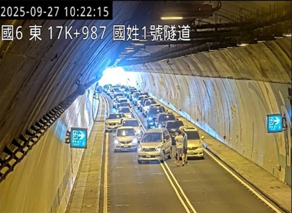 國道6號東向17.8公里處則發生2車事故，造成隧道內全車道一度受阻。（圖/翻攝自國道1968）