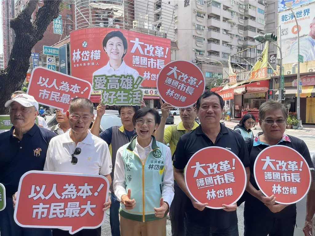 林岱樺在高雄市華榮路與裕誠路口,掛上帶著自己高市長黨內初選主軸標語的市長看板。(報系資料照)