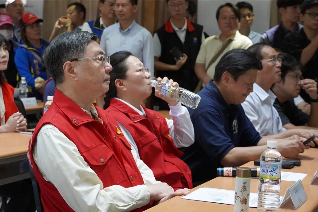 行政院長卓榮泰（右一）今天二度到花蓮光復災區視察救災進度，縣長徐榛蔚（右二）、立委傅崐萁（右三）也到場與他一起聽取簡報。（報系資料照）