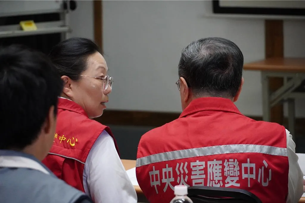 行政院長卓榮泰（右）今天二度到花蓮光復災區視察救災進度，縣長徐榛蔚（左）到場時和卓交頭接耳。（報系資料照）