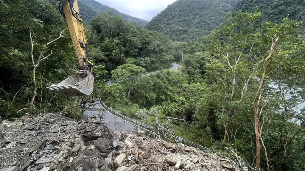 樺加沙颱風最近造成南橫公路多段路基流失崩塌,台東霧鹿村、利稻村幾淪孤島。(圖/公路局南區養護工程分局提供)