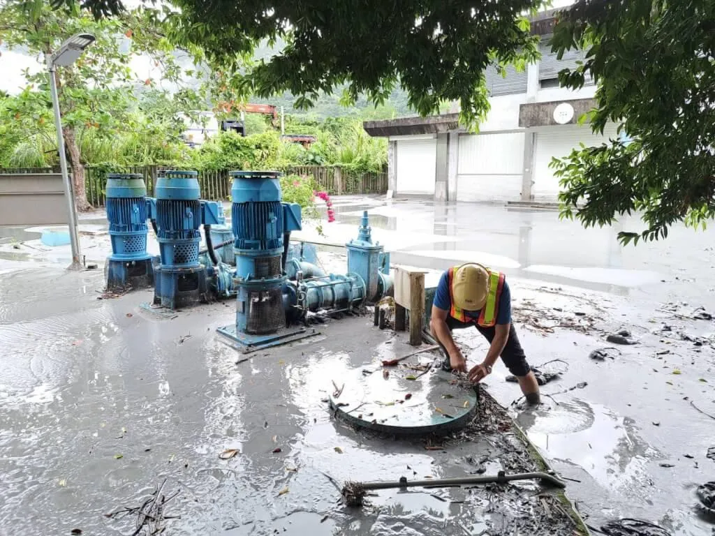 台水人員24日逐一檢視機電設備及清除泥沙。(圖/台水提供)