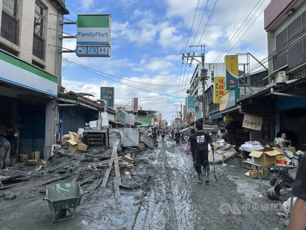 花蓮馬太鞍溪堰塞湖溢流，各地民眾自發組成「鏟子超人」湧入光復支援，持續為災後清理與重建帶來生力軍，有人負責清除街道泥沙、組隊走入民宅協助搬運泡水家具，或幫忙運送物資補給。（圖/中央社)