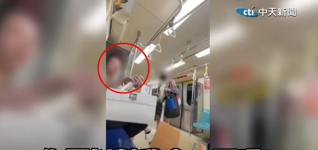 男子將包包交給旁人後，在女士第二次攻擊後站起身，直接踹向女士，將她踹飛到附近的空位上。（圖／中天新聞YT）