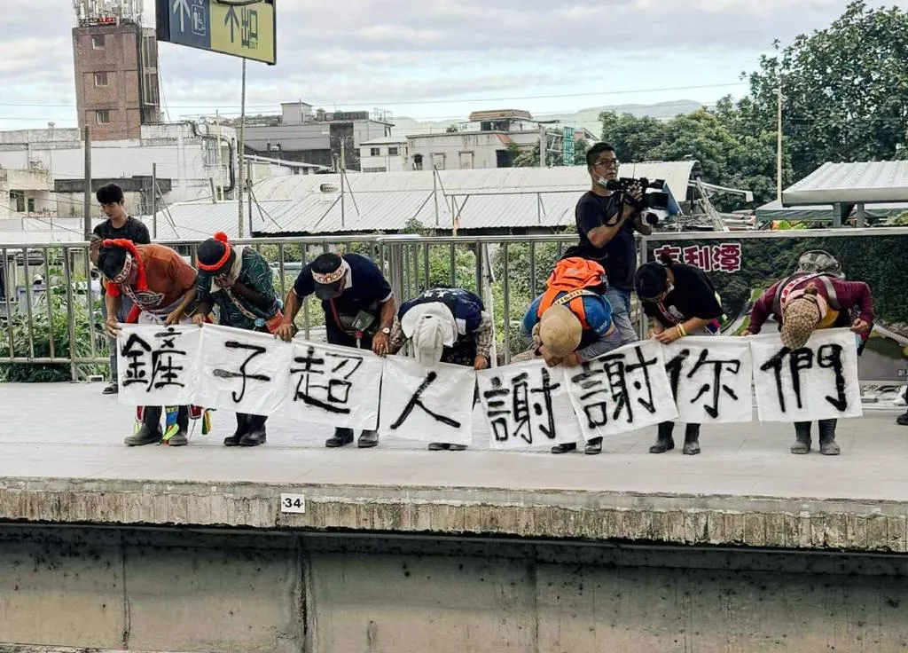 災民2日突然在光復車站舉起布條，上頭寫下「鏟子超人謝謝你們」，並鞠躬致謝。（圖／翻攝王婉諭Threads）