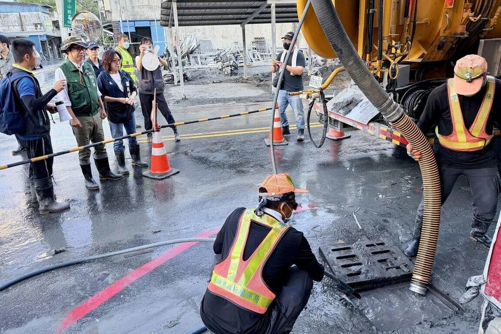 高雄市政府成立跨局處救災團隊，協助花蓮光復災區清除污泥與環境復原，高雄市長陳其邁（後左2）與議長康裕成（後左3）3日前往花蓮慰勉團隊成員並贈加菜金。（圖/高雄市政府提供）
