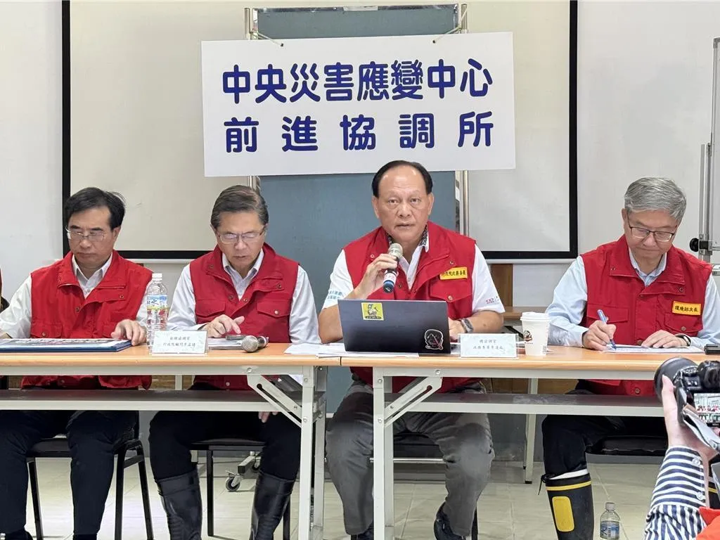 行政院拉高中央前進協調所的層級，由行政院政務委員季連成（右二）擔任總協調官，行政院顧問李孟諺則輪任副總協調官。（報系資料照）