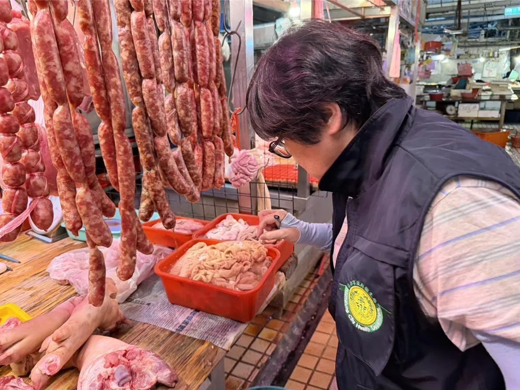 屏東百威食品公司在中秋前夕爆出工業雙氧水漂白豬大腸事件，高市衛生局截至6日稽查結果全呈陰性。（圖／高雄市衛生局提供）