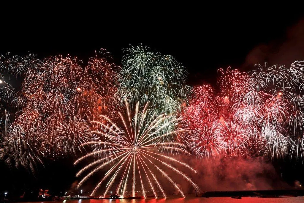 嘉義縣2025東石海之夏海上煙火秀6日中秋夜璀璨登場，長達12分鐘的絢麗煙火秀讓所有觀眾都大飽眼福、驚呼連連，讓嘉義的中秋夜熱鬧非凡。（嘉義縣政府提供）