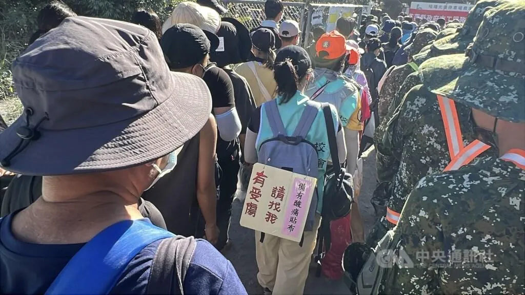 中秋節連假首日志工和軍人湧入光復鄉災區,4日「鏟子超人」明顯減少,由專業志工接手,也有護理相關年輕女子。(圖/中央社)